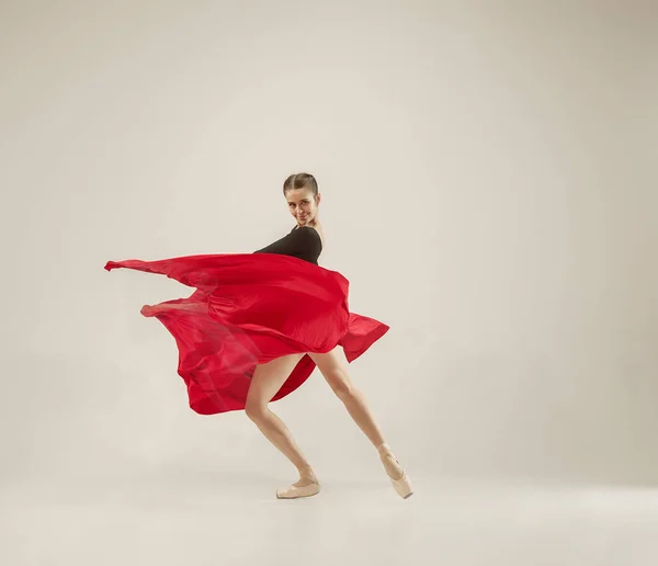 Moderne Balletttänzerin tanzt im Ganzkörper auf weißem Studiohintergrund. — Stockfoto