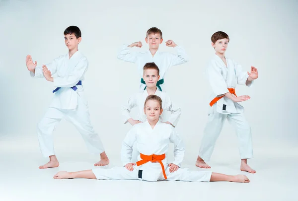 Gruppen pojkar och flicka slåss på Aikido träning i kampsport skolan. Hälsosam livsstil och sport koncept — Stockfoto