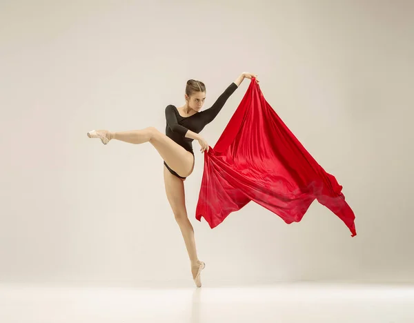 Moderne balletdanser dansen in volledige lichaam op witte studio achtergrond. — Stockfoto