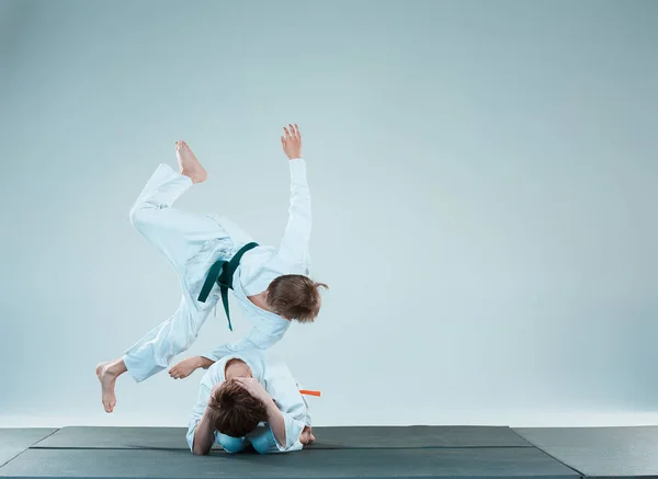 De två pojkarna slåss på Aikido träning i kampsport skolan. Hälsosam livsstil och sport koncept — Stockfoto