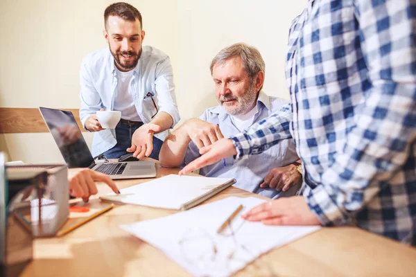 Lavoro Squadra Foto Giovani Maturi Imprenditori Che Lavorano Con Nuovo — Foto Stock