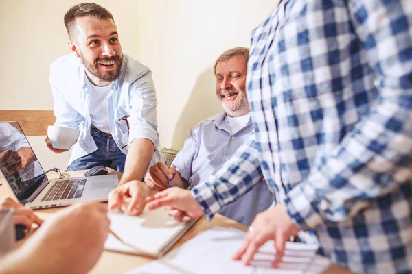 Team jobb. Foto unga businessmans arbetar med nya projekt i office — Stockfoto