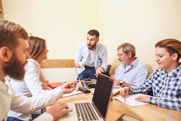 Lavoro di squadra. Foto giovani imprenditori che lavorano con un nuovo progetto in ufficio — Foto Stock