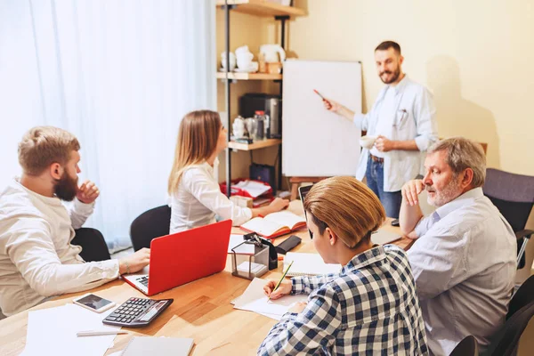 Team jobb. Foto unga businessmans arbetar med nya projekt i office — Stockfoto