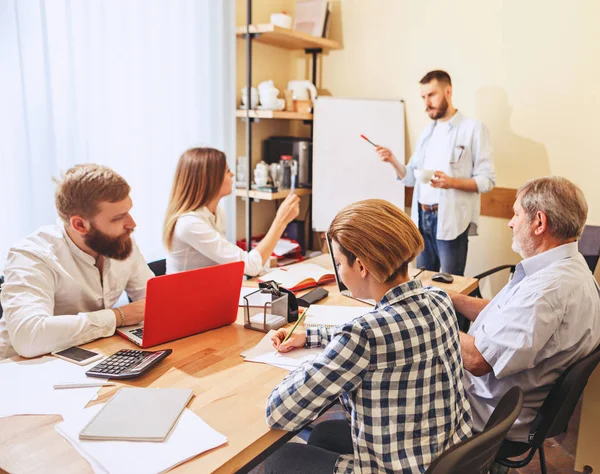 Teamarbeit. Foto junge Geschäftsleute arbeiten mit neuem Projekt im Büro — Stockfoto