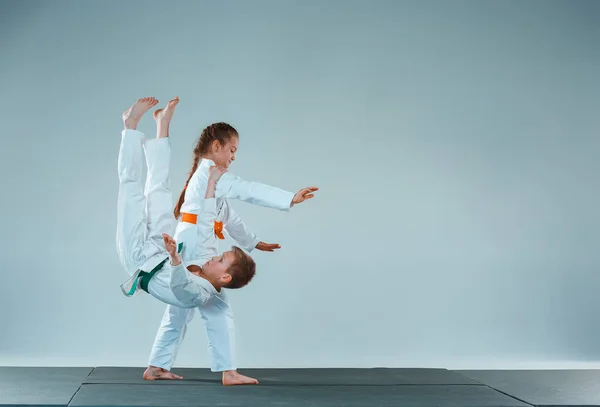 O rapaz a lutar no treino de Aikido na escola de artes marciais. Estilo de vida saudável e conceito de esportes — Fotografia de Stock