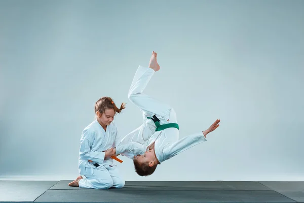De jongen gevechten bij Aikido opleiding in de martial arts school. Gezonde levensstijl en sport concept — Stockfoto
