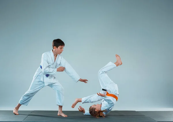 O rapaz a lutar no treino de Aikido na escola de artes marciais. Estilo de vida saudável e conceito de esportes — Fotografia de Stock