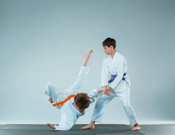De två pojkarna slåss på Aikido träning i kampsport skolan. Hälsosam livsstil och sport koncept — Stockfoto