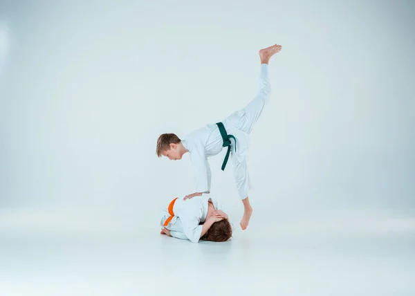Los dos chicos peleando en el entrenamiento de Aikido en la escuela de artes marciales. Estilo de vida saludable y concepto deportivo — Foto de Stock