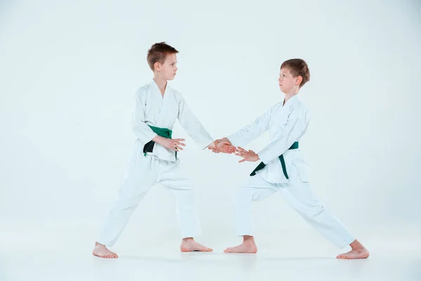 De två pojkarna slåss på Aikido träning i kampsport skolan. Hälsosam livsstil och sport koncept — Stockfoto