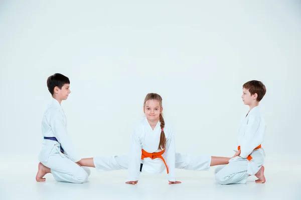 在武术学校的合气道训练中的男孩和女孩小组。健康生活方式与体育理念 — 图库照片