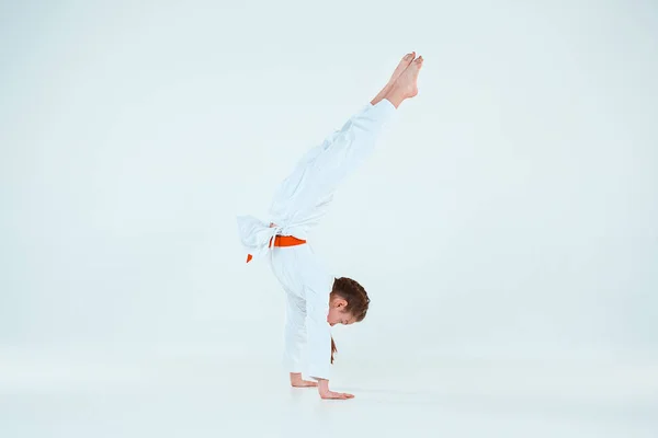 Het meisje die zich voordeed op aikidostage in martial arts school. Gezonde levensstijl en sport concept — Stockfoto