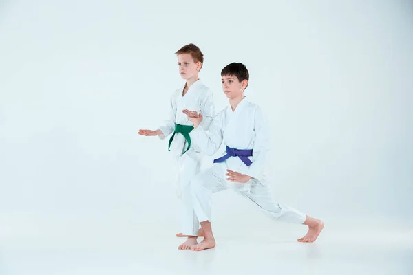 De jongens die zich voordeed op aikidostage in martial arts school. Gezonde levensstijl en sport concept — Stockfoto