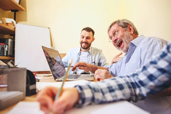 Trabalho em equipa. Foto jovens empresários trabalhando com novo projeto no escritório — Fotografia de Stock