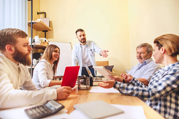 Team jobb. Foto unga businessmans arbetar med nya projekt i office — Stockfoto