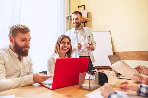 Teamarbeit. Foto junge Geschäftsleute arbeiten mit neuem Projekt im Büro — Stockfoto