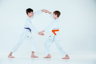 Dövüş sanatları okulu Aikido eğitimi, kavga iki ediyorsunuz. Sağlıklı yaşam ve spor kavramı