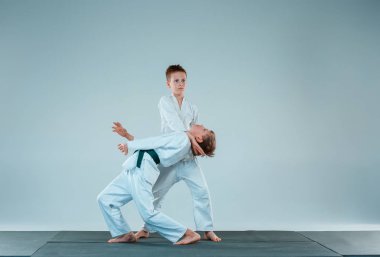 Dövüş sanatları okulu Aikido eğitimi, kavga iki ediyorsunuz. Sağlıklı yaşam ve spor kavramı