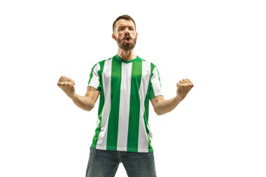 İrlandalı fan beyaz arka plan üzerinde kutluyor