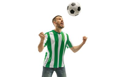 İrlandalı fan beyaz arka plan üzerinde kutluyor