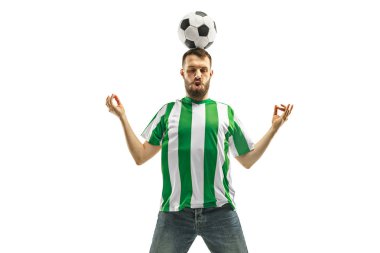 İrlandalı fan beyaz arka plan üzerinde kutluyor