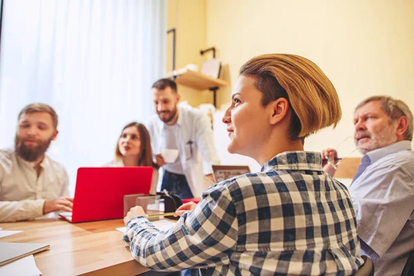 Teamarbeit. Foto junge Geschäftsleute arbeiten mit neuem Projekt im Büro — Stockfoto