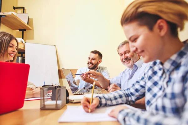 Lavoro di squadra. Foto giovani imprenditori che lavorano con un nuovo progetto in ufficio — Foto Stock