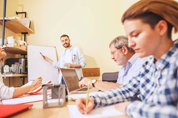 Travail d'équipe. Photo jeunes entrepreneurs travaillant avec un nouveau projet au bureau — Photo