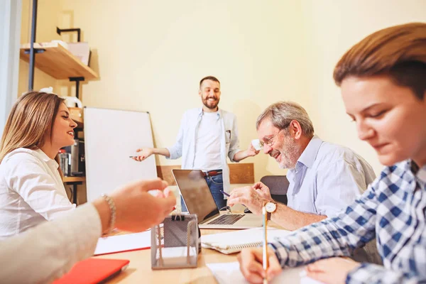 Team jobb. Foto unga businessmans arbetar med nya projekt i office — Stockfoto