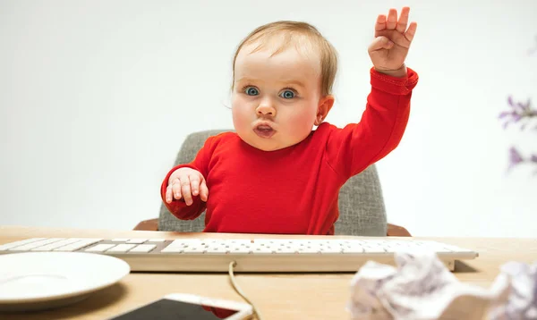 Criança feliz bebê menina criança sentada com teclado de computador isolado em um fundo branco — Fotografia de Stock