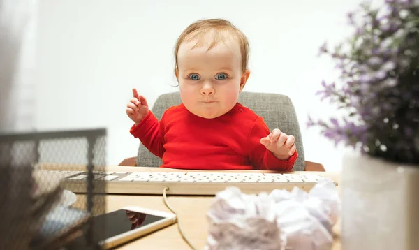 Boldog gyermek baba lány kisgyermek ül a billentyűzet számítógép elszigetelt fehér background — Stock Fotó