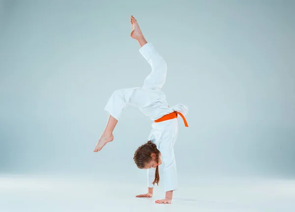 Den flicka som poserar på Aikido träning i kampsport skolan. Hälsosam livsstil och sport koncept — Stockfoto