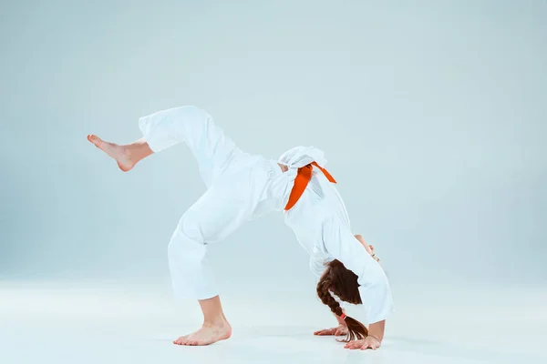 Den flicka som poserar på Aikido träning i kampsport skolan. Hälsosam livsstil och sport koncept — Stockfoto