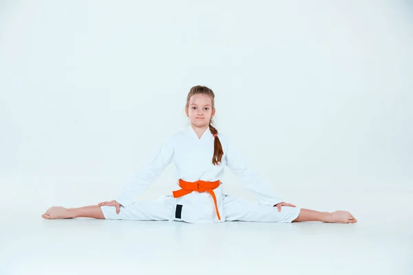 Het meisje die zich voordeed op aikidostage in martial arts school. Gezonde levensstijl en sport concept — Stockfoto