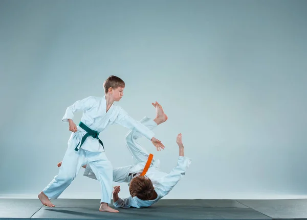 De twee jongens vechten op aikidostage in martial arts school. Gezonde levensstijl en sport concept — Stockfoto