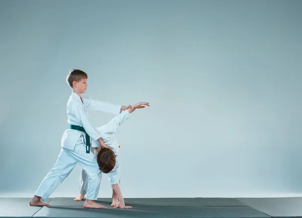 Los dos chicos peleando en el entrenamiento de Aikido en la escuela de artes marciales. Estilo de vida saludable y concepto deportivo —  Fotos de Stock