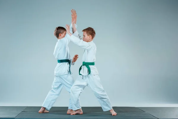 De två pojkarna slåss på Aikido träning i kampsport skolan. Hälsosam livsstil och sport koncept — Stockfoto