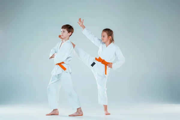 Pojken kämpar på Aikido träning i kampsport skolan. Hälsosam livsstil och sport koncept — Stockfoto