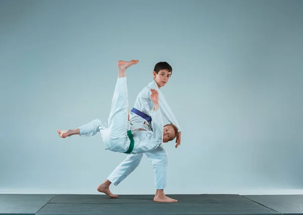 Los dos chicos peleando en el entrenamiento de Aikido en la escuela de artes marciales. Estilo de vida saludable y concepto deportivo —  Fotos de Stock