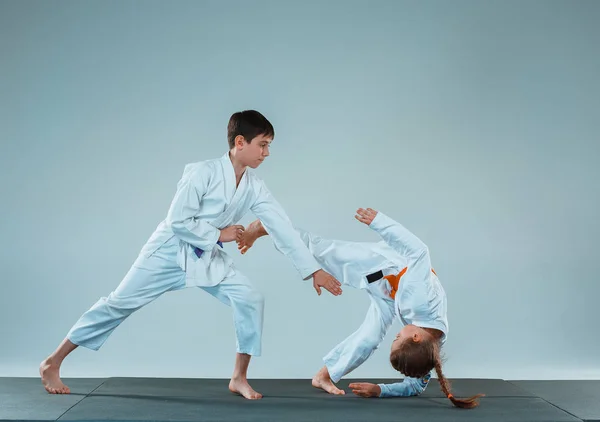 Pojken kämpar på Aikido träning i kampsport skolan. Hälsosam livsstil och sport koncept — Stockfoto