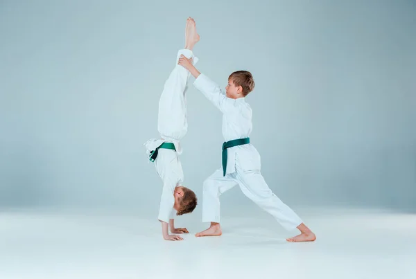 Los dos chicos peleando en el entrenamiento de Aikido en la escuela de artes marciales. Estilo de vida saludable y concepto deportivo — Foto de Stock