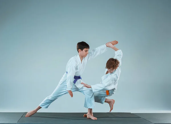 De twee jongens vechten op aikidostage in martial arts school. Gezonde levensstijl en sport concept — Stockfoto