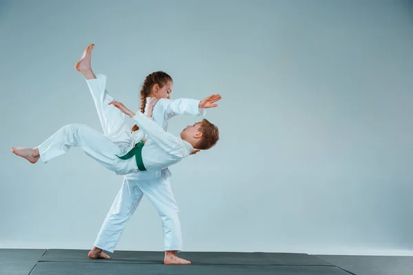 De jongen gevechten bij Aikido opleiding in de martial arts school. Gezonde levensstijl en sport concept — Stockfoto