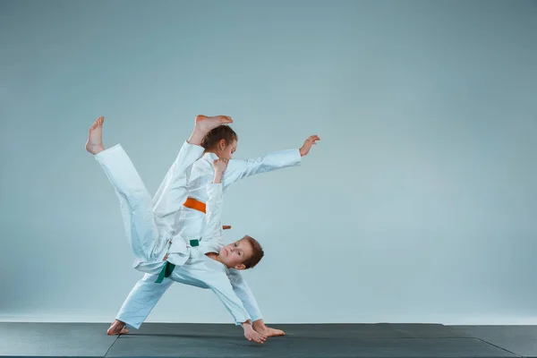 A fiú harcok Aikido harcművészeti iskola képzés. Egészséges életmód és a Sport koncepció — Stock Fotó