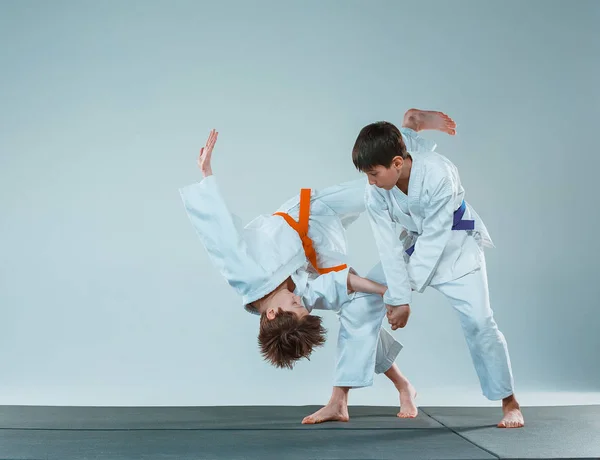 Genç Dövüş Sanatları Okulu Aikido Eğitimi Kavga Ediyorsunuz Sağlıklı Yaşam — Stok fotoğraf