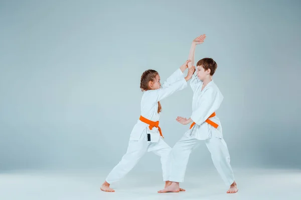El chico que lucha en el entrenamiento de Aikido en la escuela de artes marciales. Estilo de vida saludable y concepto deportivo — Foto de Stock