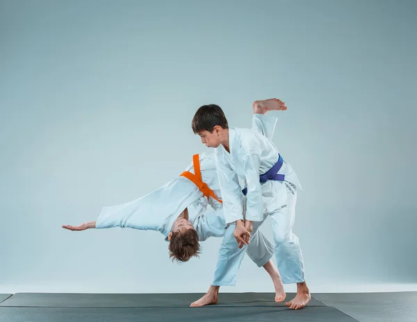 Los dos chicos peleando en el entrenamiento de Aikido en la escuela de artes marciales. Estilo de vida saludable y concepto deportivo — Foto de Stock