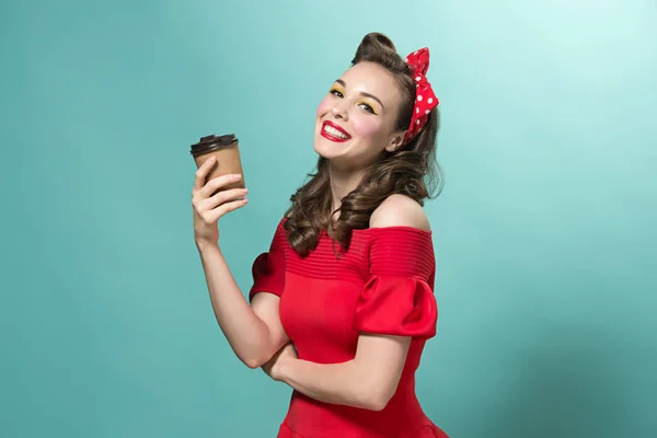 Hermosa mujer joven con pinup maquillaje y peinado. Estudio sobre fondo blanco — Foto de Stock