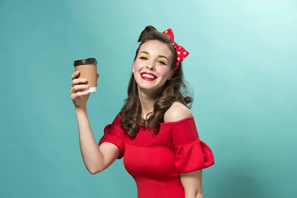 Hermosa mujer joven con pinup maquillaje y peinado. Estudio sobre fondo blanco — Foto de Stock